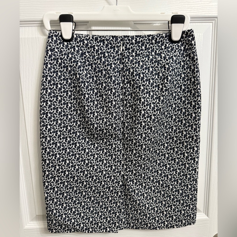 Ann Taylor Pencil skirt size 4 blue & white floral design short cotton zip up - Picture 3 of 6